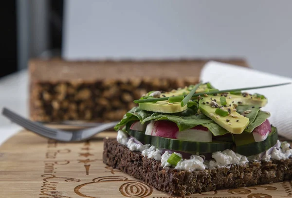 Yeşillik ve avokado ile taze vejetaryen sandviç