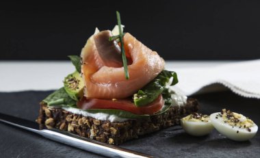 kırmızı balık ve avokado ile taze güzel sandviç