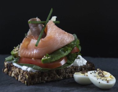 kırmızı balık ve avokado ile taze güzel sandviç