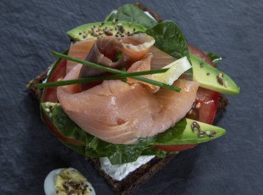 kırmızı balık ve avokado ile taze güzel sandviç