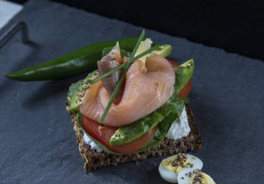 kırmızı balık ve avokado ile taze güzel sandviç