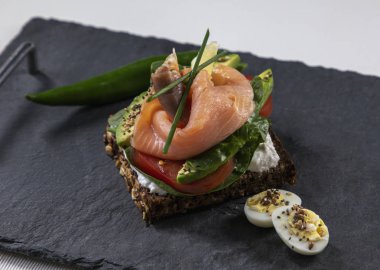 kırmızı balık ve avokado ile taze güzel sandviç