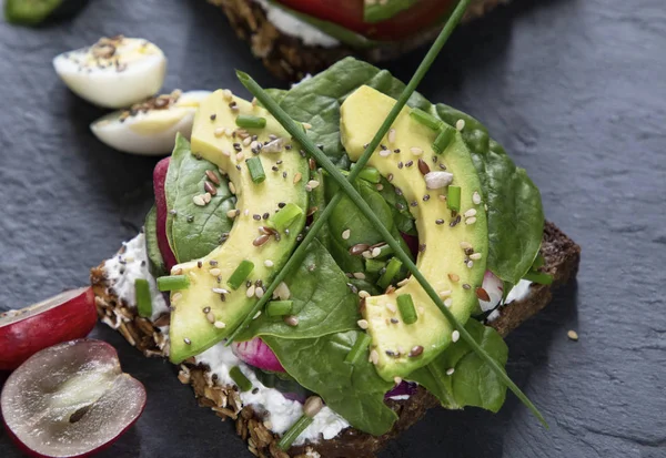 kırmızı balık ve avokado ile taze güzel sandviç