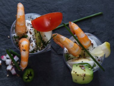 koyu bir arka plan üzerinde karides güzel şık kokteyl