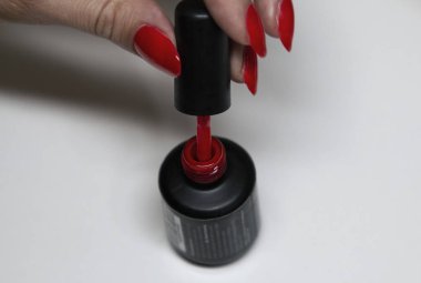 kadın tırnakları üzerinde kırmızı jel oje uygulanması