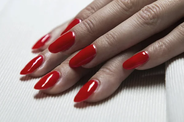 Applying red gel nail polish on women's nails — Stock Photo, Image