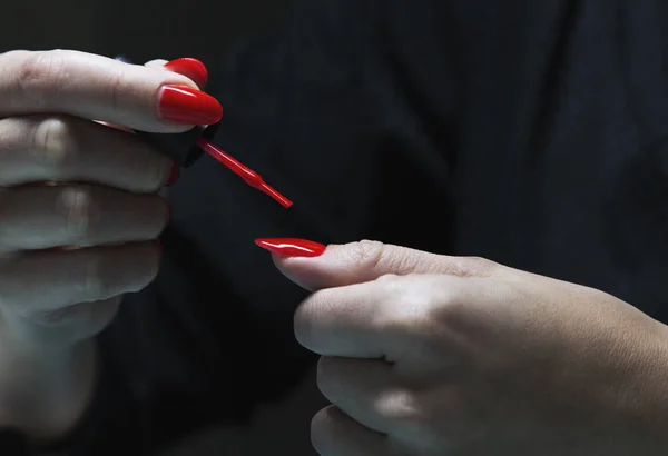 Aplicar esmalte de uñas de gel rojo en las uñas de las mujeres —  Fotos de Stock