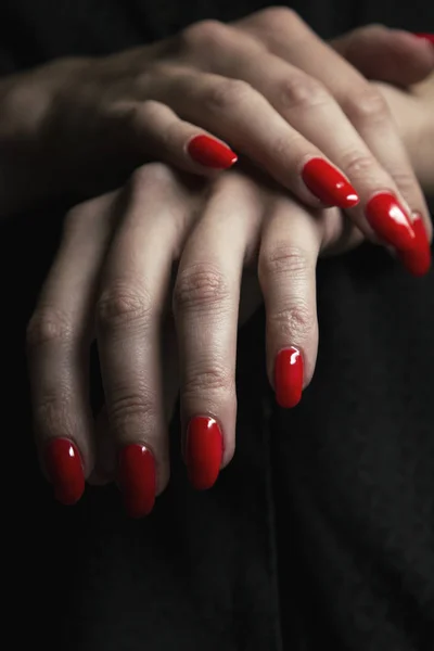 Mooie vrouwelijke heldere rode manicure voor Halloween — Stockfoto