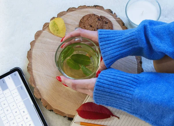 kızlar nane çayı ile bir fincan tutar ve çalışır