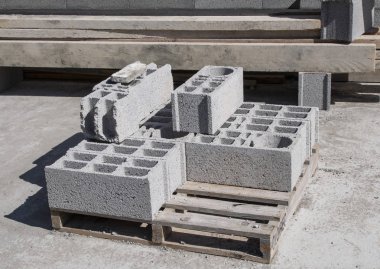 İnşaat alanındaki paletlerin üzerinde köpük blokları var.