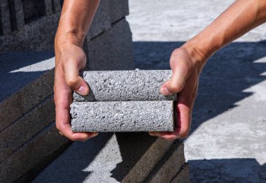 yapı malzemeleri ile erkek ve kadın elleri