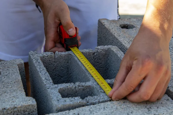 yapı malzemeleri ile erkek ve kadın elleri