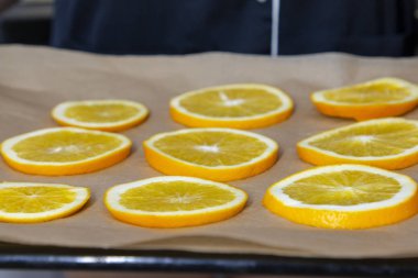 Kurutmak için dilimlenmiş taze portakal halkaları.