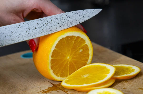 Kurutmak için dilimlenmiş taze portakal halkaları.