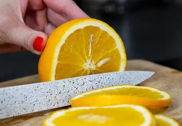 Kurutmak için dilimlenmiş taze portakal halkaları.