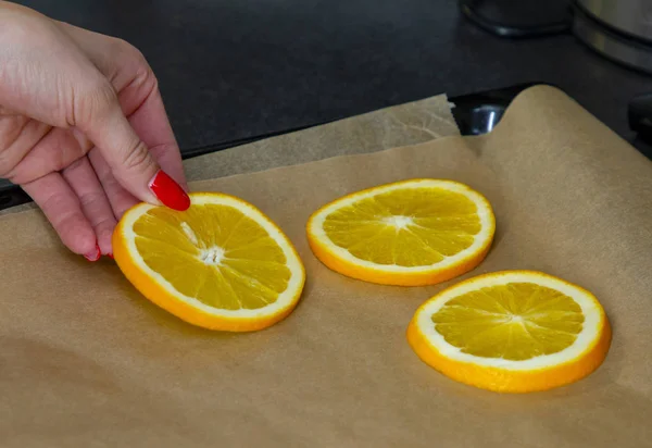 Kurutmak için dilimlenmiş taze portakal halkaları.