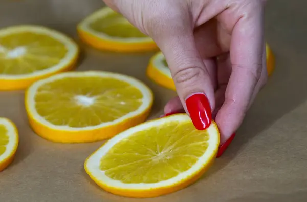 Kurutmak için dilimlenmiş taze portakal halkaları.