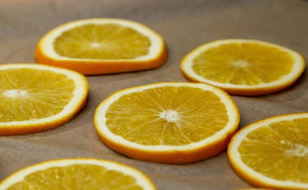 Kurutmak için dilimlenmiş taze portakal halkaları.