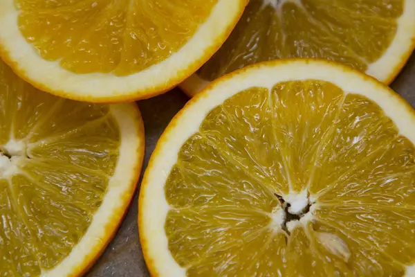 Kurutmak için dilimlenmiş taze portakal halkaları.