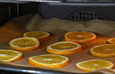 Kurutmak için dilimlenmiş taze portakal halkaları.