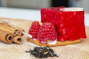 Ahşap arka planda yeni, şık, yaratıcı ahududu pastası.