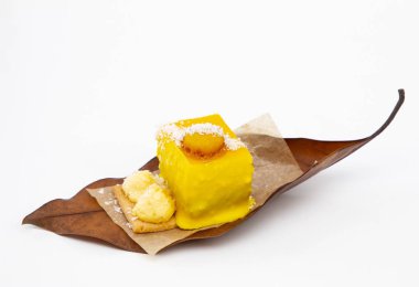 Güz yaprağında yeni ve şık bir pasta.