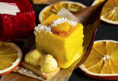 Limon ve ahududulu kekten oluşan şık bir karışım.