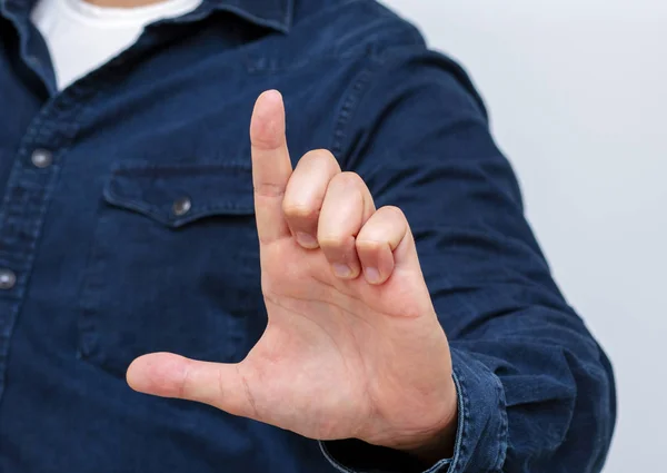 Parmakların birleşimi L harfi eziğin baş harfi.