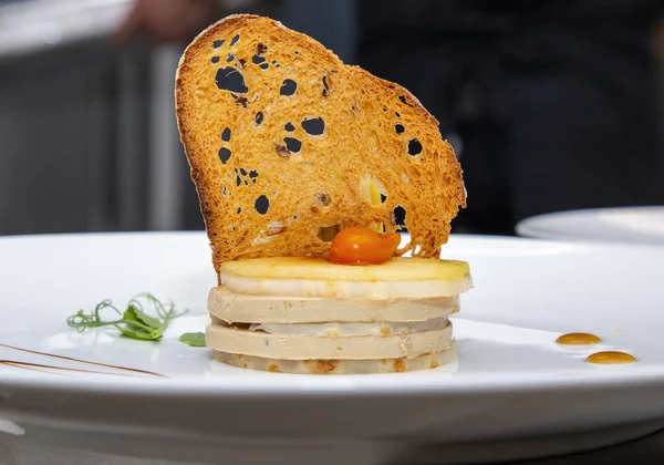 Yeni moda Fransız foie gras 'sı kraker tabağında