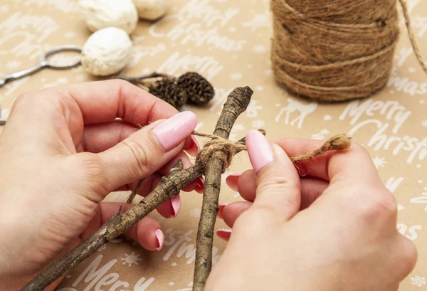 Arka planda Noel ağacı yıldızı için el yapımı eşyalar ve yazması mutlu noeller.