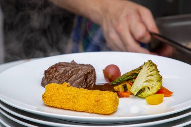 Fransız yemeği, sebzeli ve patatesli biftek.