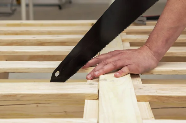 Manusia membuat tempat tidur kayu dengan tangannya sendiri, tangan yang dibuat — Stok Foto