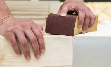 İnsan kendi elleriyle ahşap bir yatak yapar.