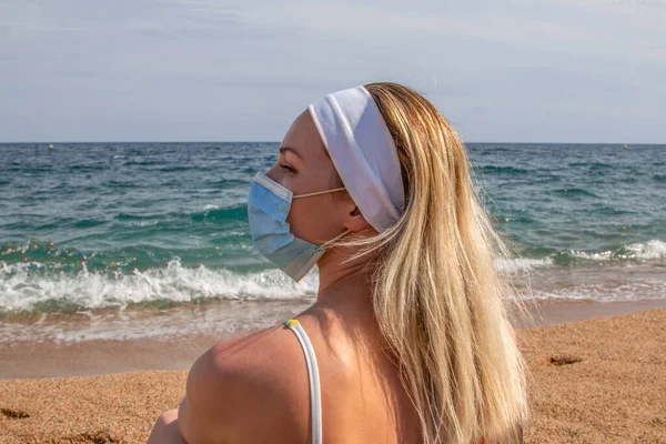 Plajda maske takmış güzel bir kız.