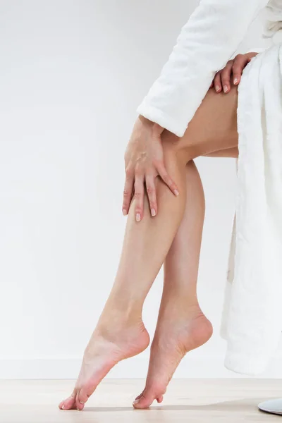 Hafif arka planda güzel, yumuşak kadın ayakları. Spa, temizlik ve ayak bakımı