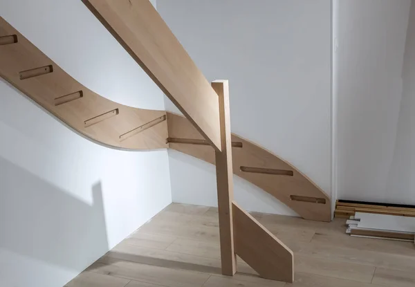 在房子里安装一个木制楼梯 — 图库照片