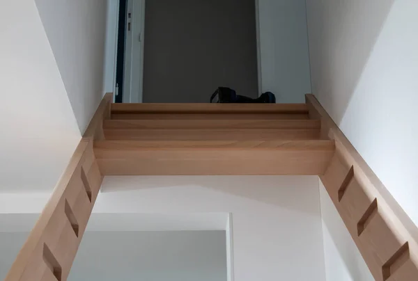 Evin içinde ahşap bir merdiven var. — Stok fotoğraf