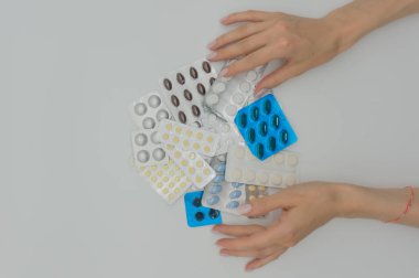 Termometre beyaz arka planda yüksek sıcaklık gösterir