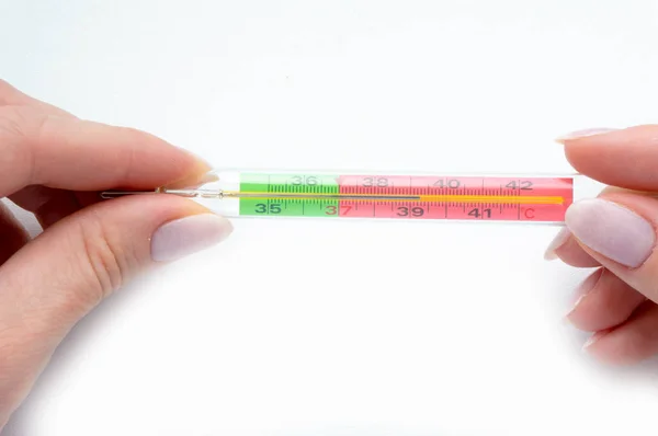 Termometer viser høj temperatur på den hvide baggrund - Stock-foto