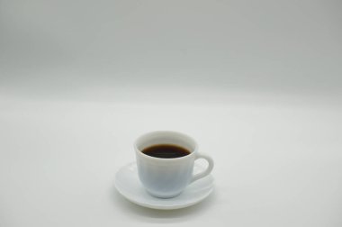 Beyaz fincan kahve beyaz zemin üzerine