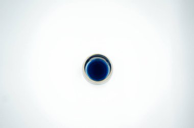 Beyaz arka planda şurubu mavi Curacao ile wineglasses