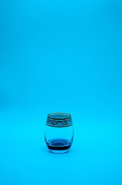 Mavi Curacao mavi arka planda ile wineglasses