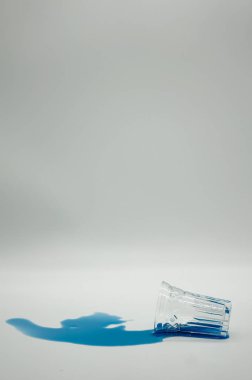 Mavi Curacao ile cam çekim beyaz bir arka planda düştü