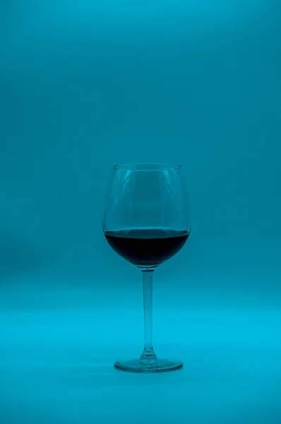 Vinný pohár s koktejlem na modrém pozadí — Stock fotografie