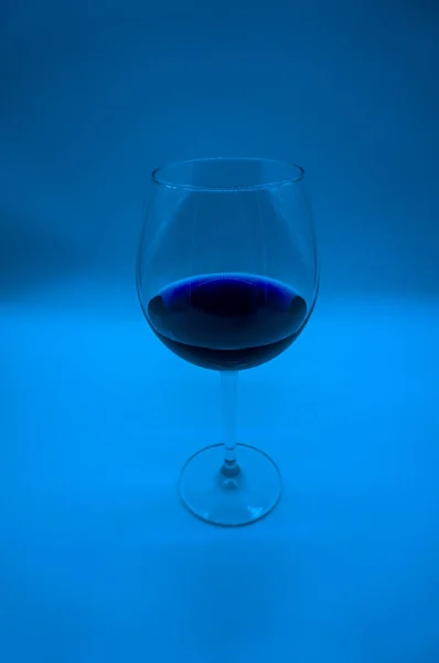 Copo de vinho com coquetel no fundo azul — Fotografia de Stock