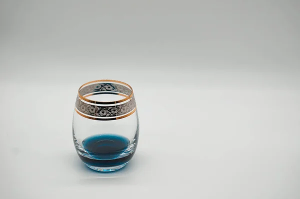 Виноградні окуляри з сиропом блакитна куракао на білому тлі — стокове фото