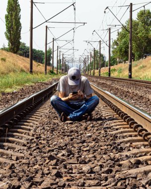 Demiryolu nda bir adamla soyutlama fotoğrafı
