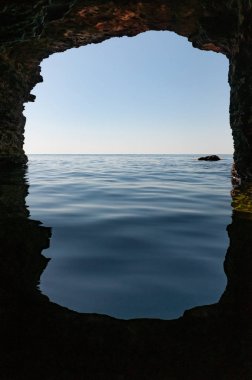 Mağaradan deniz manzarası