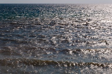 Karadeniz'de dalgalar üzerinde salıncak