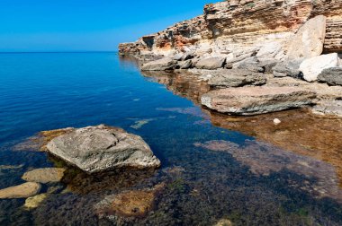 Tarkhankut Burnu'nda kayalar ve deniz